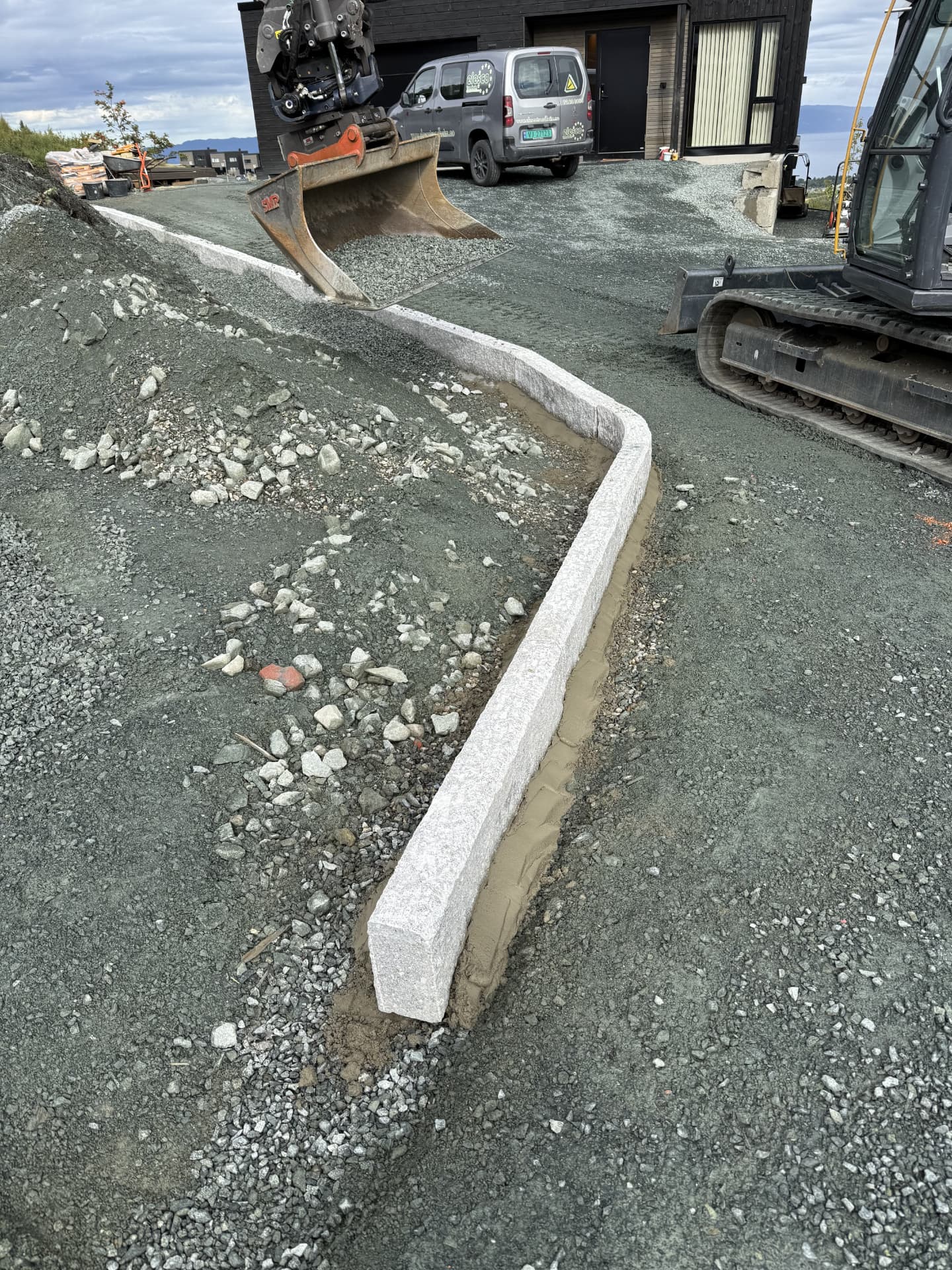 Finplanering og komprimering av gårdsplass