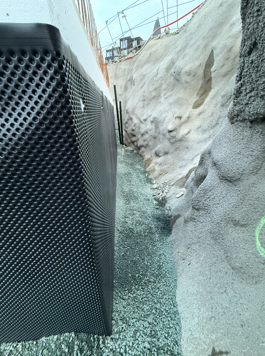 Grunnmur sikret med knasteplate og drenerende masser