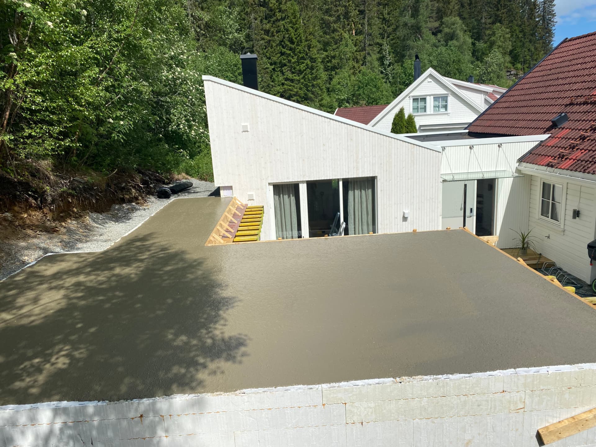 Ferdig støpt betongplate ved bolig