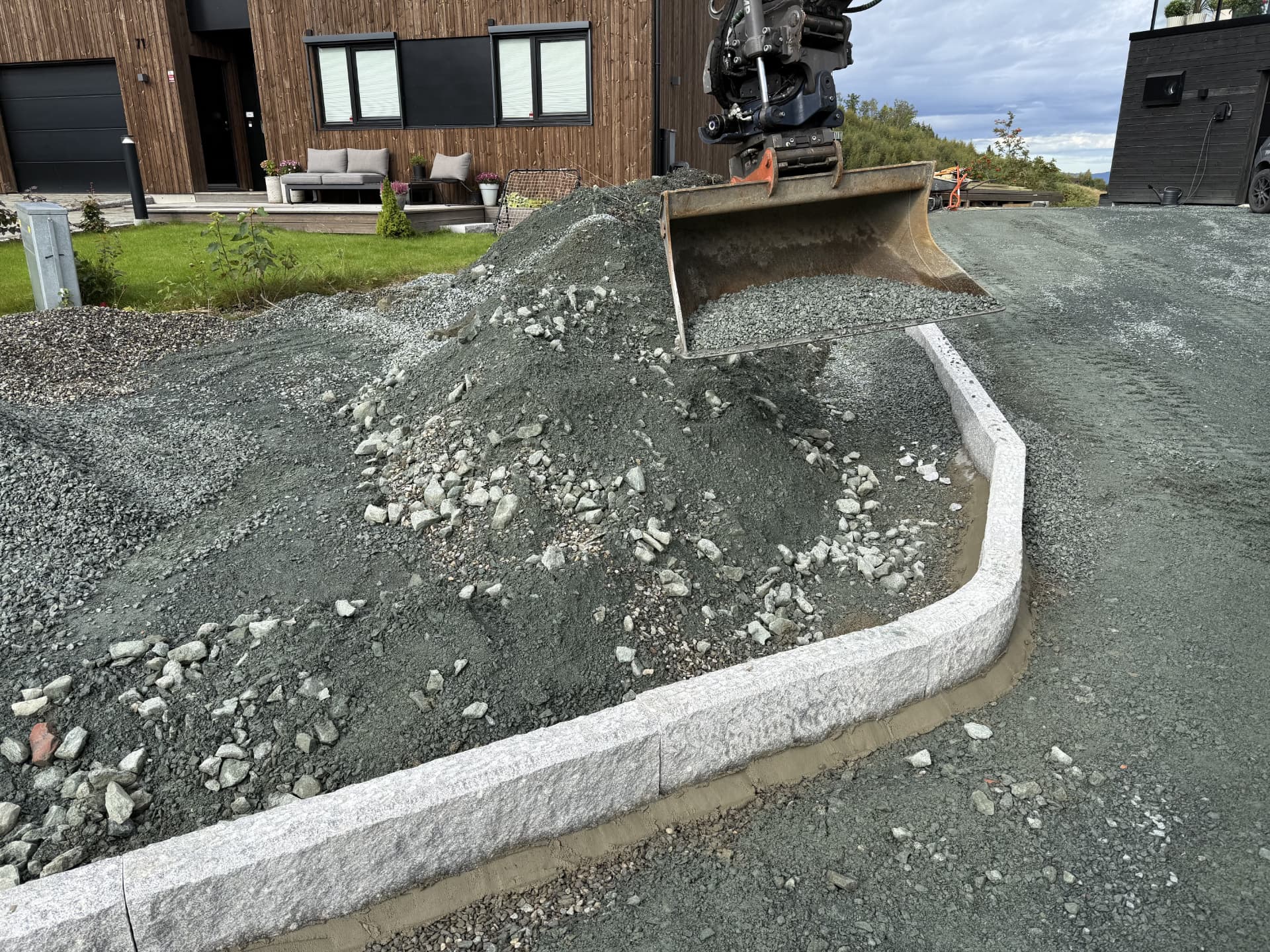 Kantstein og avrettede masser under opparbeiding